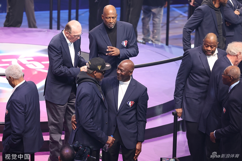 乔丹领衔75大球星亮相全明星赛