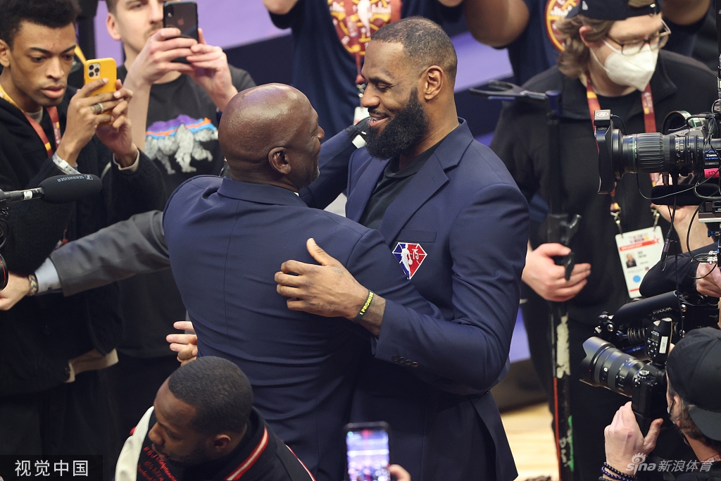 巨星面对面！乔丹与詹姆斯相拥交谈