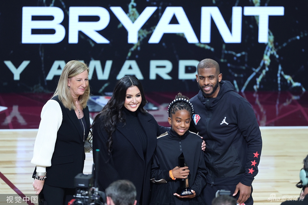 75大球星仪式落泪一幕：科比音容宛在