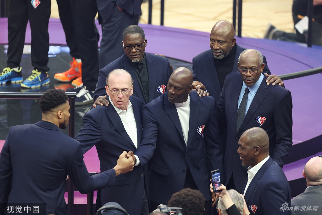 乔丹领衔75大球星亮相全明星赛