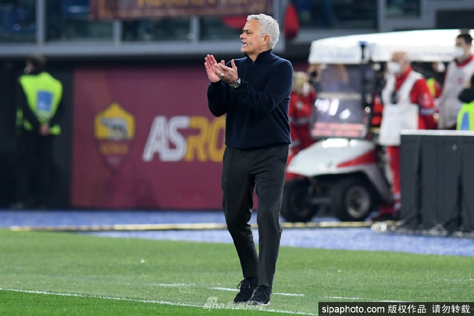 穆里尼奥因“打电话手势”被禁赛2场 罚款2万欧