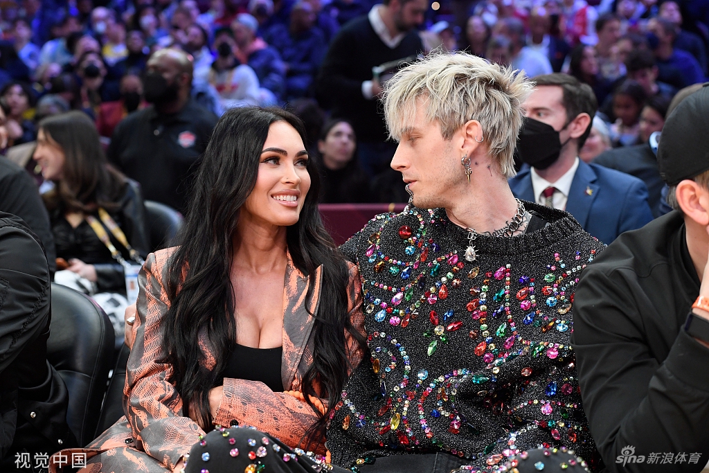 火辣依旧！变形金刚女主梅根现场看全明星