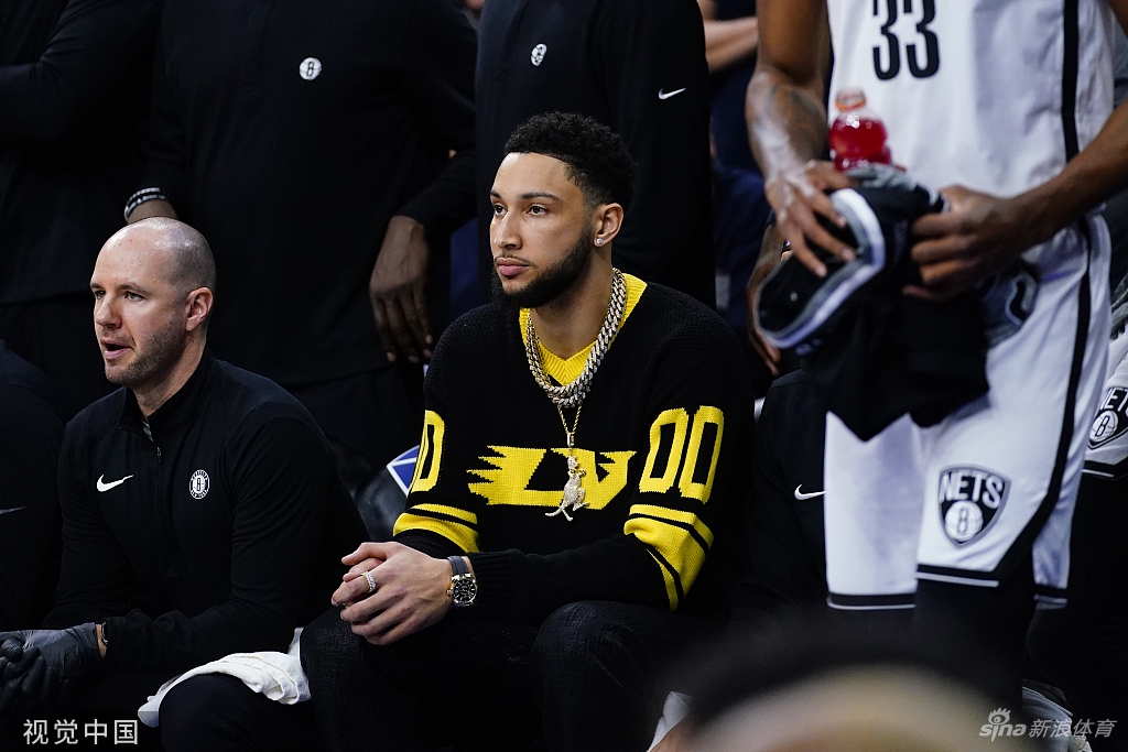 全场球迷狂嘘！西蒙斯回费城享受巨星待遇