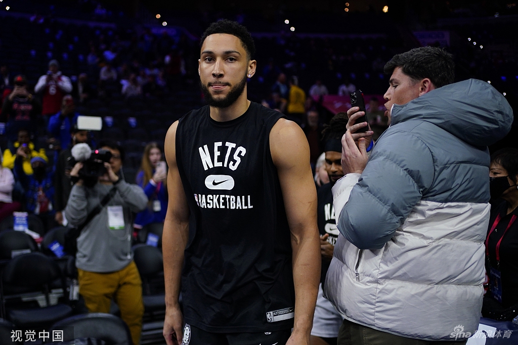 全场球迷狂嘘！西蒙斯回费城享受巨星待遇