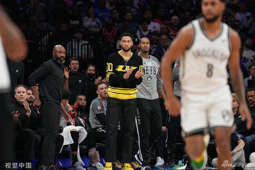 全场球迷狂嘘！西蒙斯回费城享受巨星待遇
