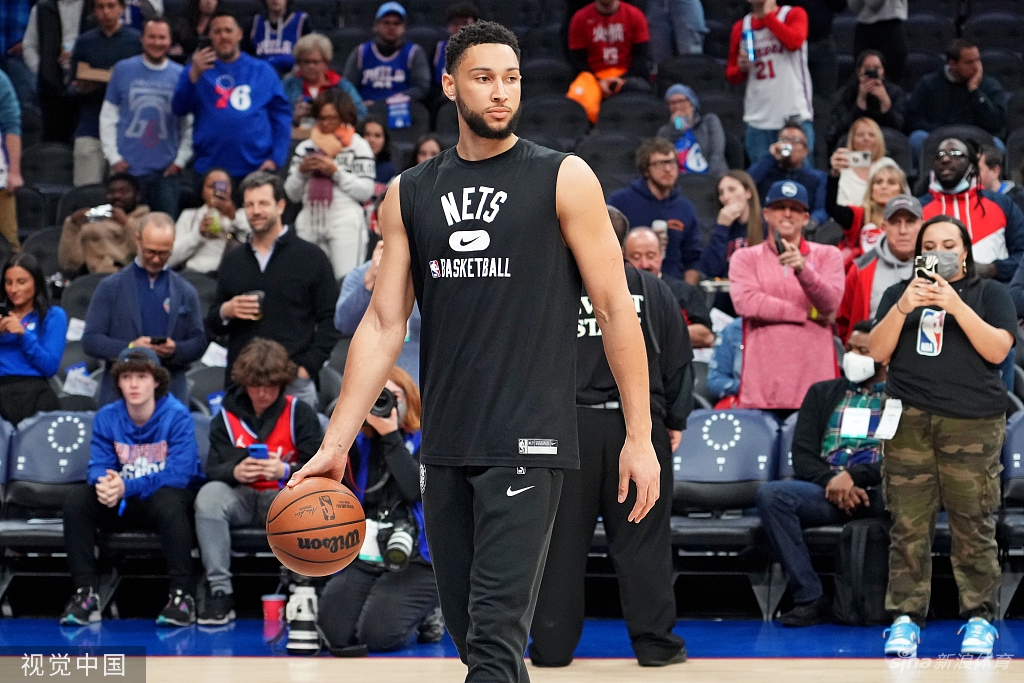 全场球迷狂嘘！西蒙斯回费城享受巨星待遇