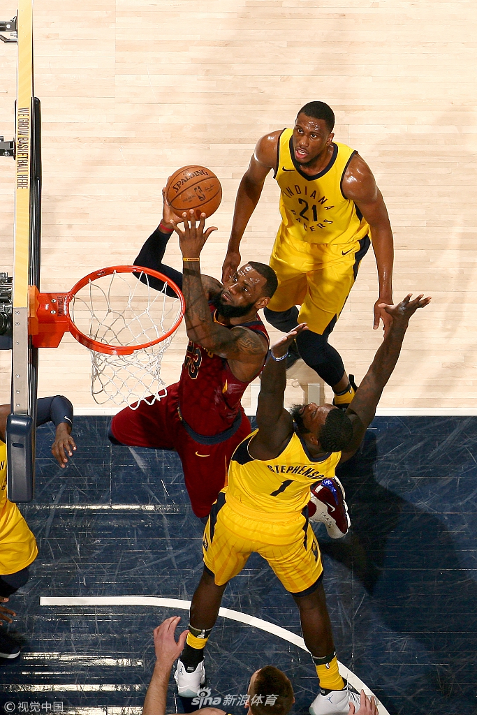 詹姆斯强攻上篮