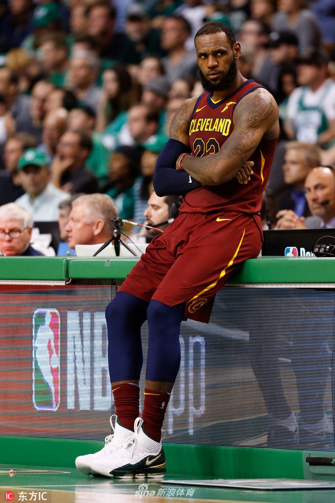 带不动球队王者变青铜 双眼空洞的詹皇