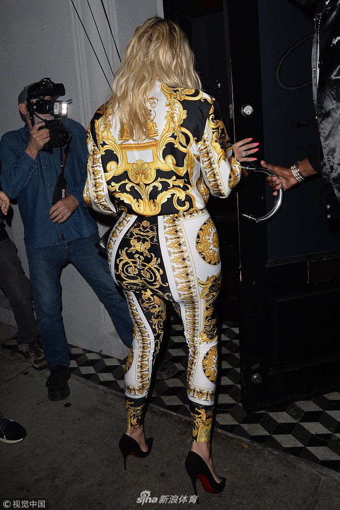 科勒获男友TT细心搀扶 紧身包臀裤线条丰满