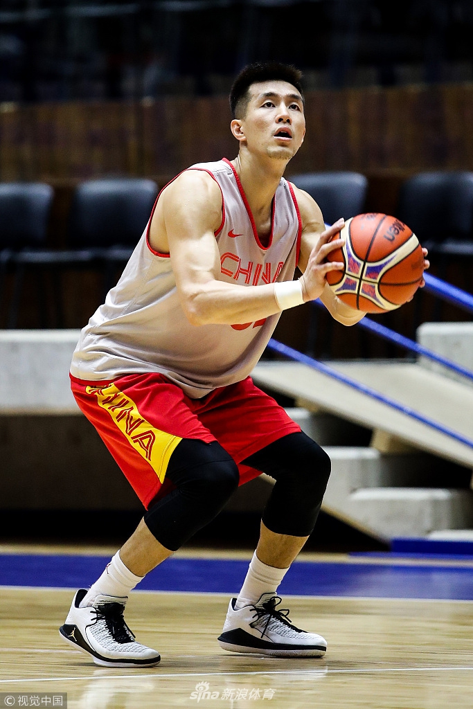 郭艾伦投篮练习