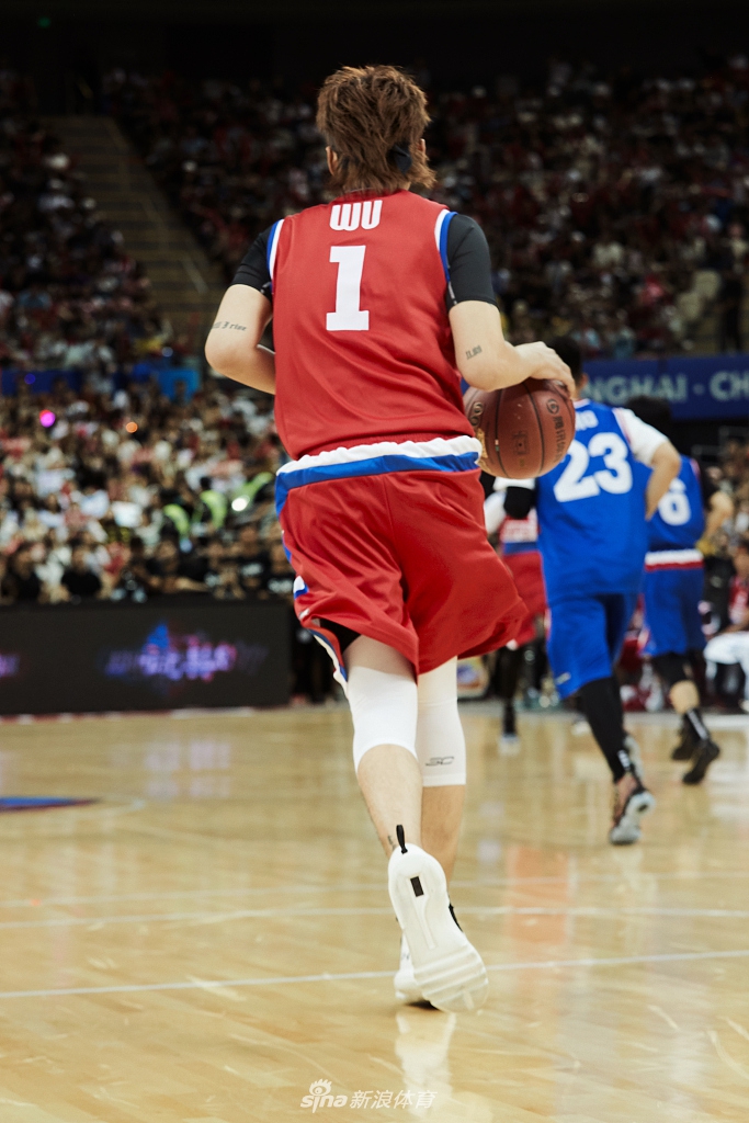 吴亦凡现身篮球明星赛