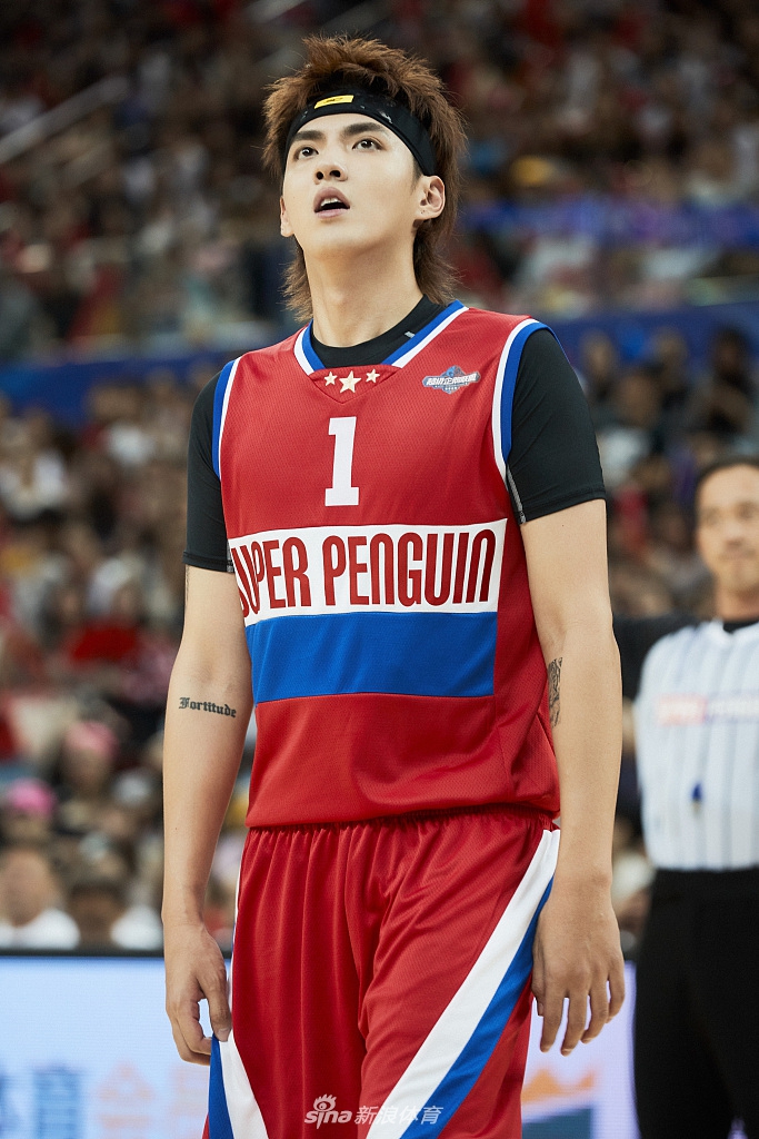 吴亦凡现身篮球明星赛