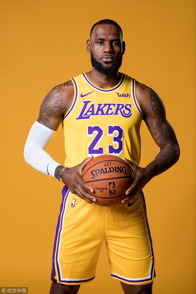 詹姆斯新赛季定妆照新鲜出炉 紫金23你给打几分？