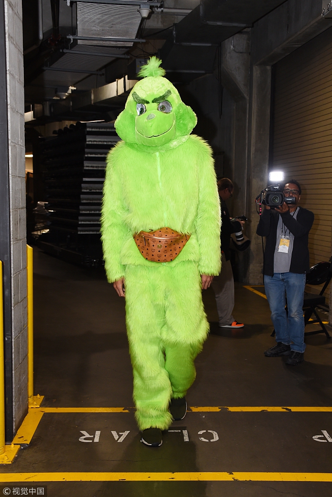 麦基的腰包很别致