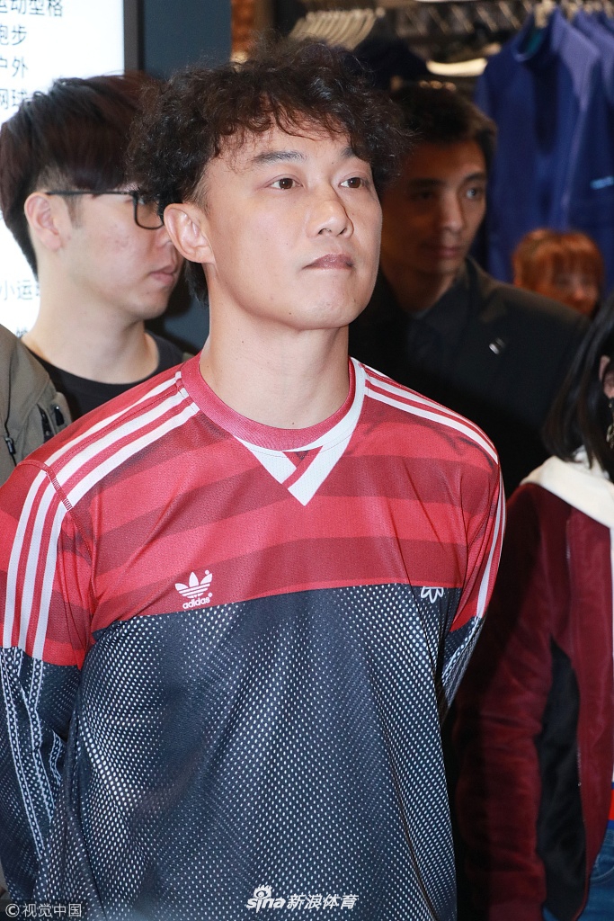 陈奕迅晒与齐达内合照开心到变形