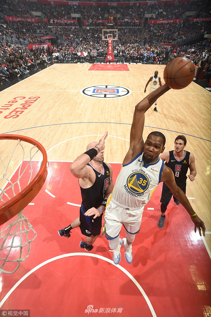 杜兰特飞身劈扣