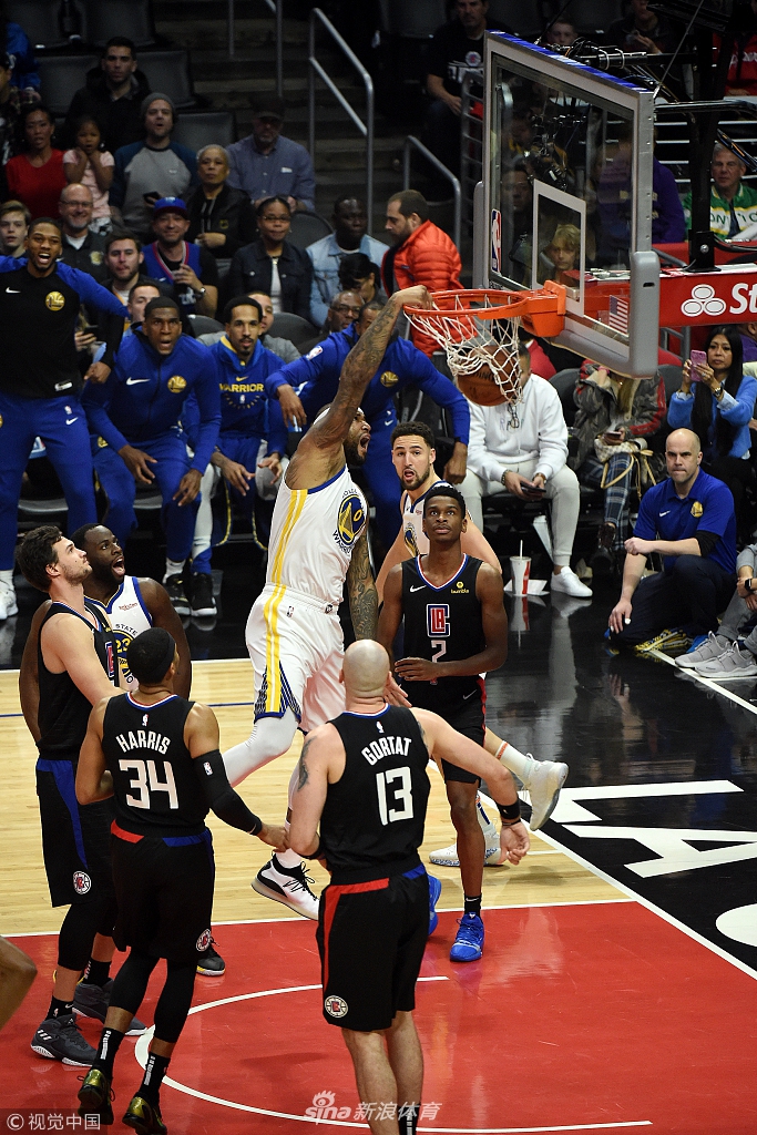 考辛斯暴扣得勇士生涯第一分