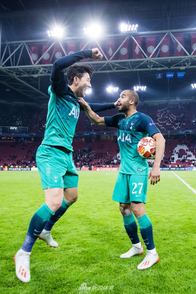 孙兴O与卢卡斯庆祝