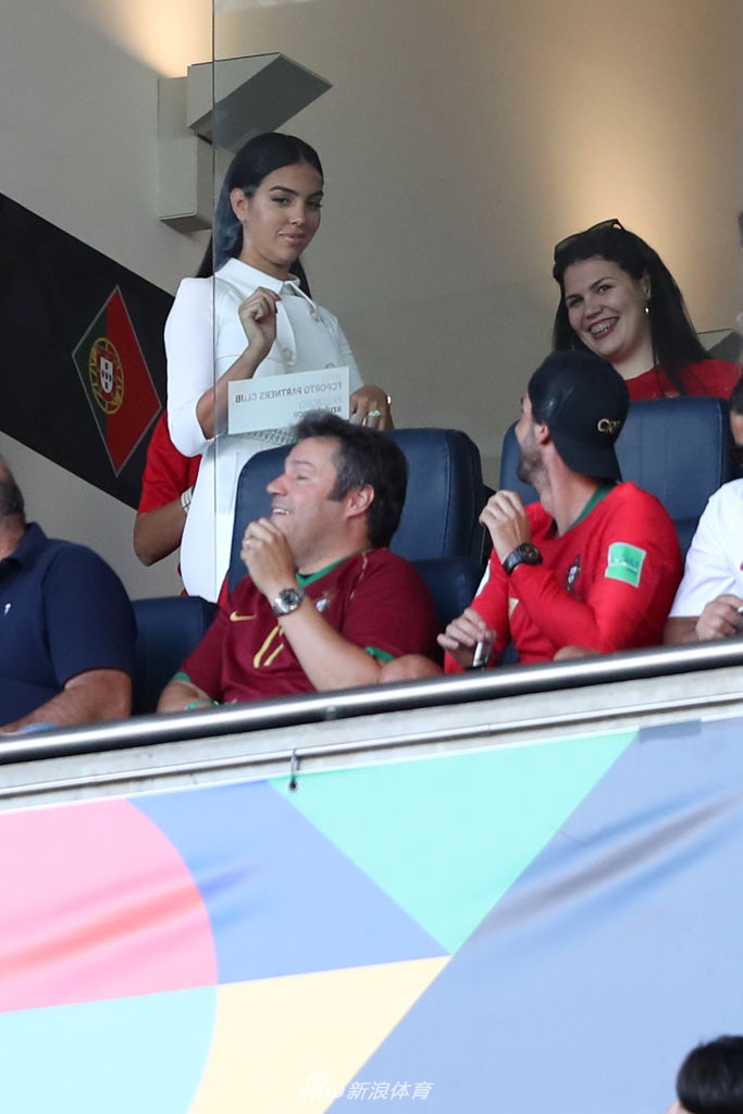 C罗女友乔治娜现场助阵 这一身打扮什么水平