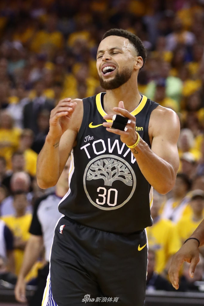 三连冠梦碎!苦涩!库里在自己主场目送对手夺冠