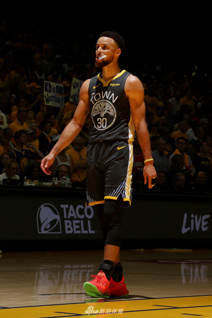三连冠梦碎!苦涩!库里在自己主场目送对手夺冠