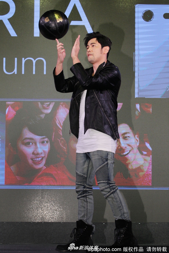 那个爱和NBA球星合影的男人!唱跳rap还不错喔