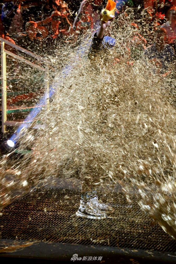 韦德获儿童运动选择奖传奇奖 秒变金人