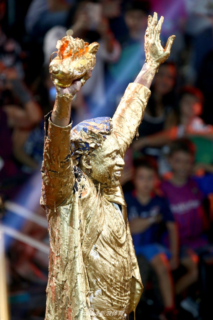 韦德获儿童运动选择奖传奇奖 秒变金人