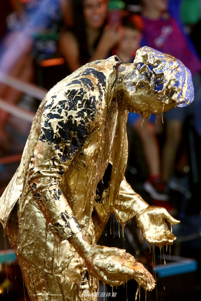 韦德获儿童运动选择奖传奇奖 秒变金人