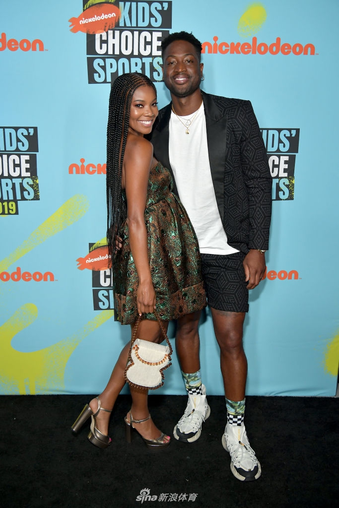 韦德获儿童运动选择奖传奇奖 秒变金人