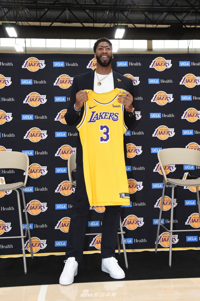 浓眉穿湖人3号拍摄球衣写真 詹姆斯一旁玩手机坐等