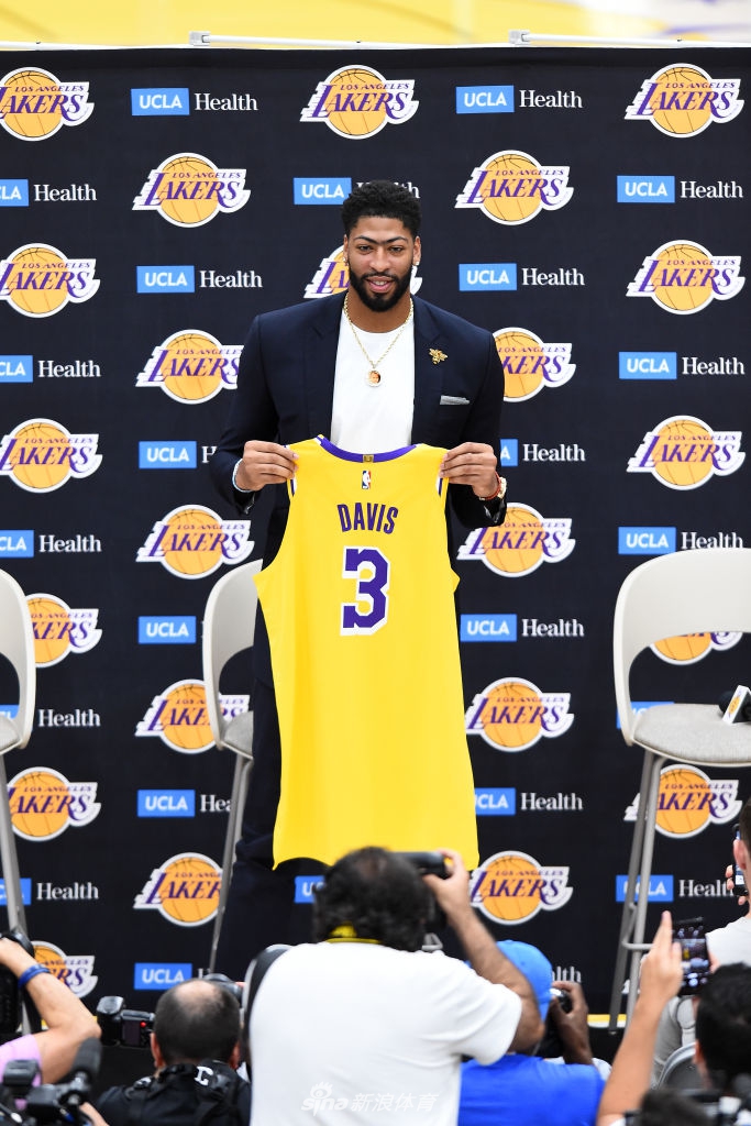 浓眉穿湖人3号拍摄球衣写真 詹姆斯一旁玩手机坐等