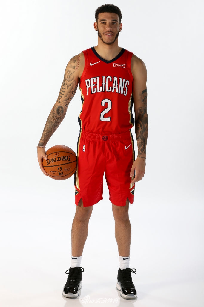 三少正式亮相鹈鹕 莺歌球哥拍摄球衣写真