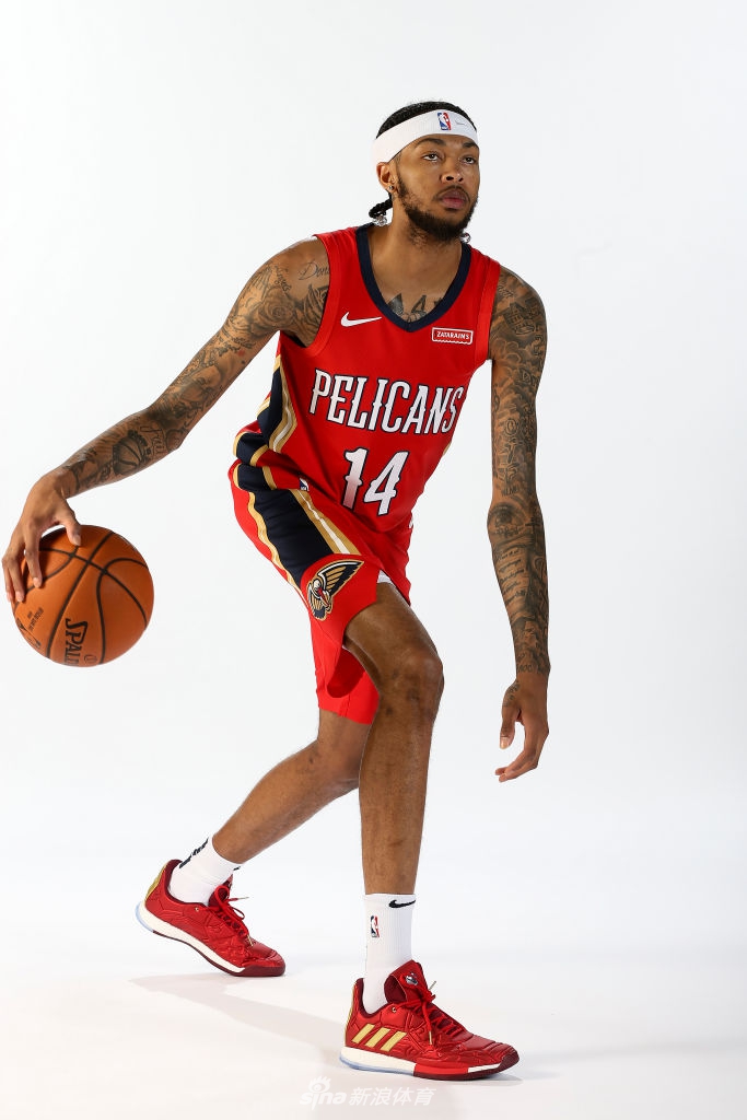 三少正式亮相鹈鹕 莺歌球哥拍摄球衣写真