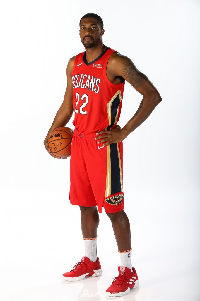 三少正式亮相鹈鹕 莺歌球哥拍摄球衣写真