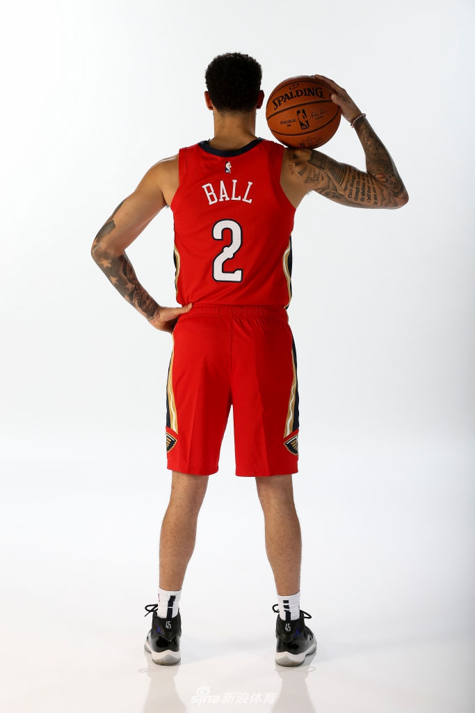 三少正式亮相鹈鹕 莺歌球哥拍摄球衣写真