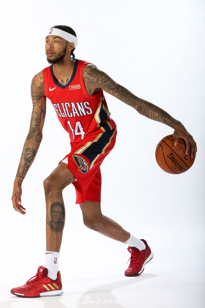 三少正式亮相鹈鹕 莺歌球哥拍摄球衣写真