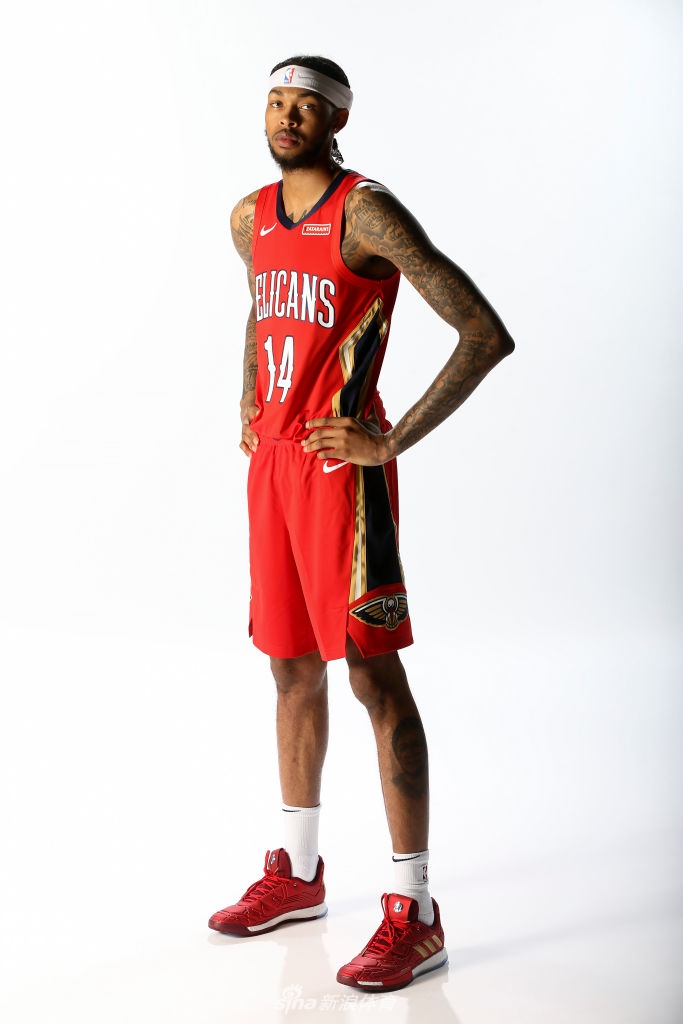 三少正式亮相鹈鹕 莺歌球哥拍摄球衣写真