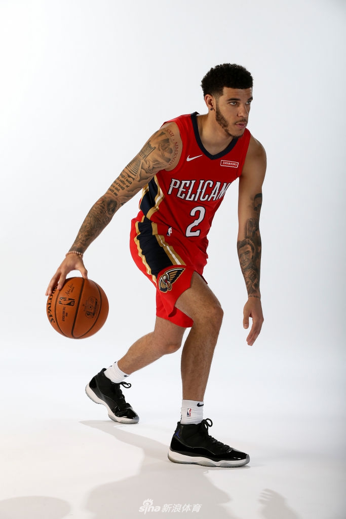 三少正式亮相鹈鹕 莺歌球哥拍摄球衣写真