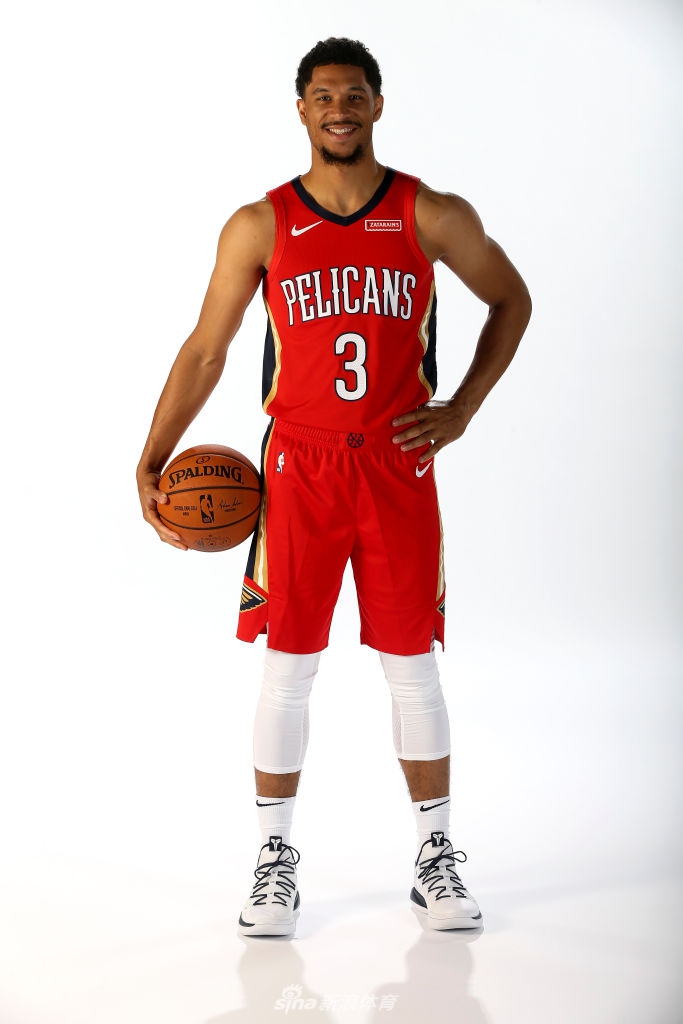 三少正式亮相鹈鹕 莺歌球哥拍摄球衣写真