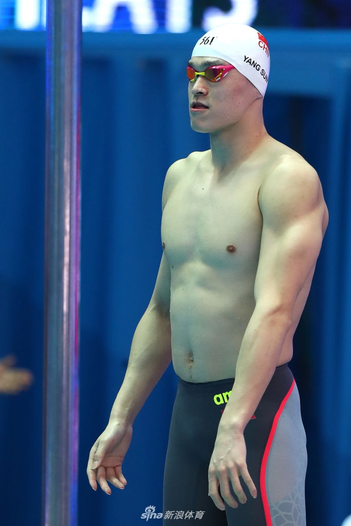 孙杨800自预赛与霍顿擦肩而过 一个晋级一个被淘汰