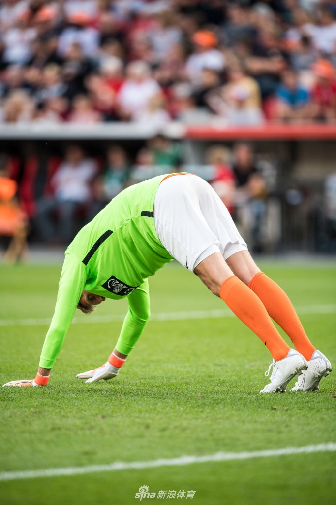 身高2米13的门将见过吗?诺天王变身绿茵场小飞机