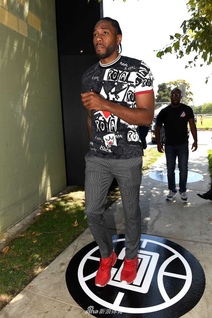 快船举行超巨欢迎发布会!卡哇伊泡椒露出灿烂笑容