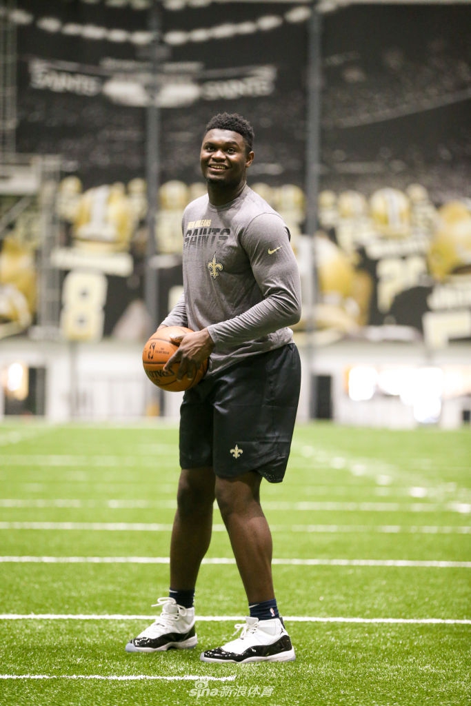 NBA状元秀锡安拜访NFL圣徒队 他打橄榄球也是一员猛将