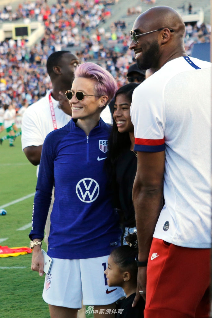 科比带全家看美国女足比赛 三个女儿谁更像爹