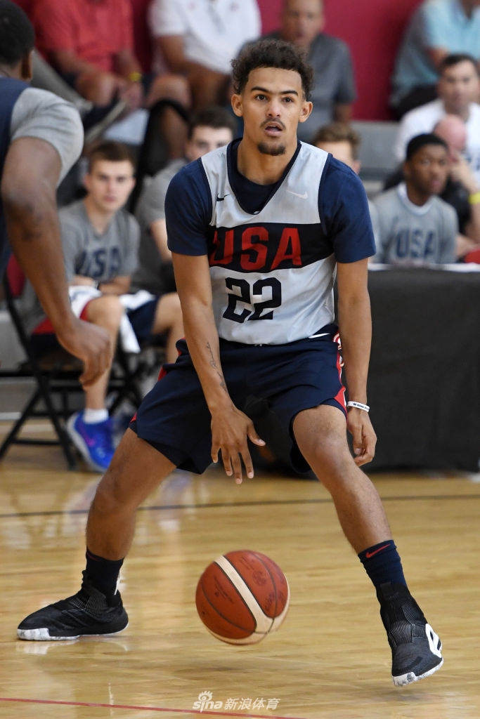 特雷杨带球寻找机会