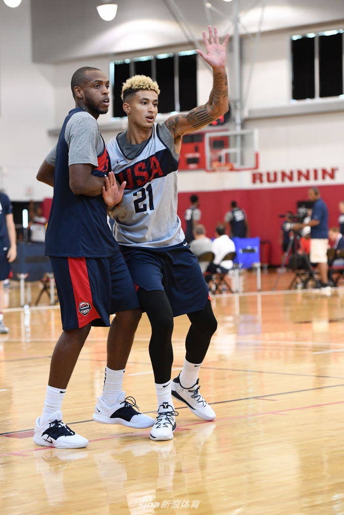 美国男篮训练波波维奇亲自上阵!这瑜伽动作太可爱了