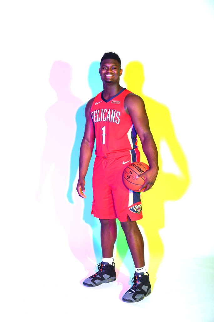 状元秀锡安引领2019新秀拍球衣写真