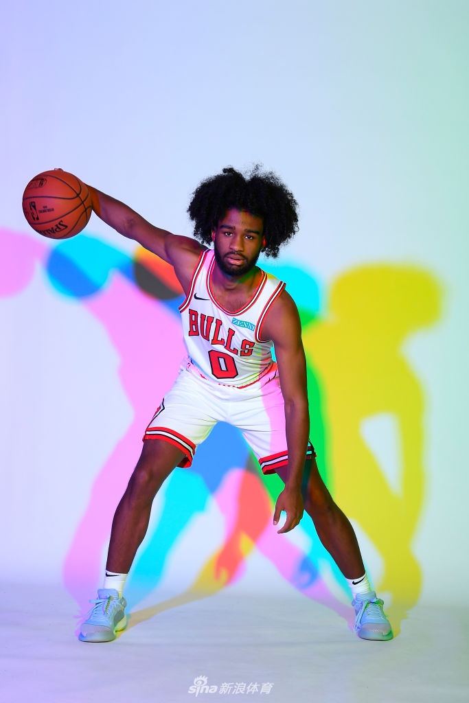 状元秀锡安引领2019新秀拍球衣写真