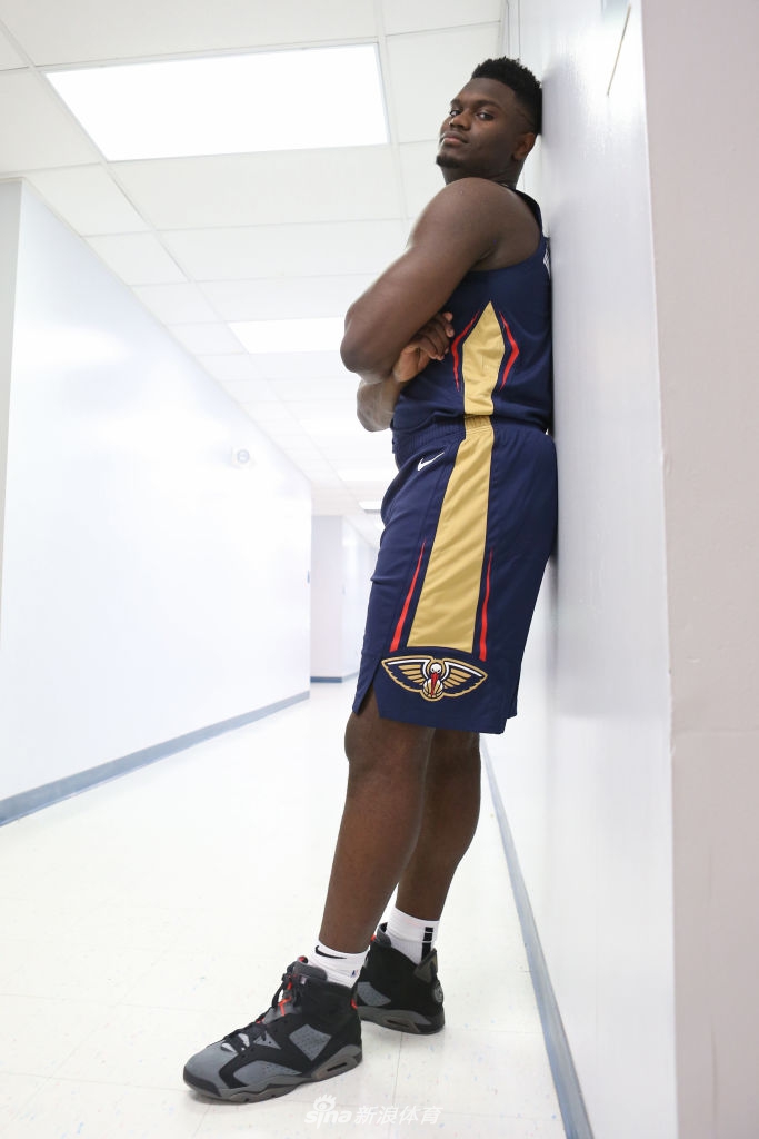 状元秀锡安引领2019新秀拍球衣写真